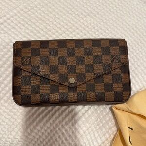 LV pouchette